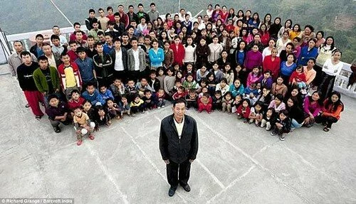 У Циона Хана самая большая в мире семья — 39 жен, 94 ребёнка и 33 внука