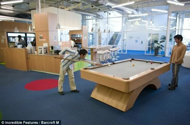 Как расслабляются сотрудники в офисе Google (10 фото)