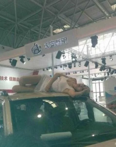 В китайском автосалоне девушка полностью отрабатывает свою зарплату (5 фото)