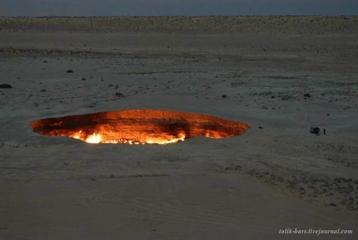 Дарваза - горящий газовый кратер или врата в ад! (9 фото)